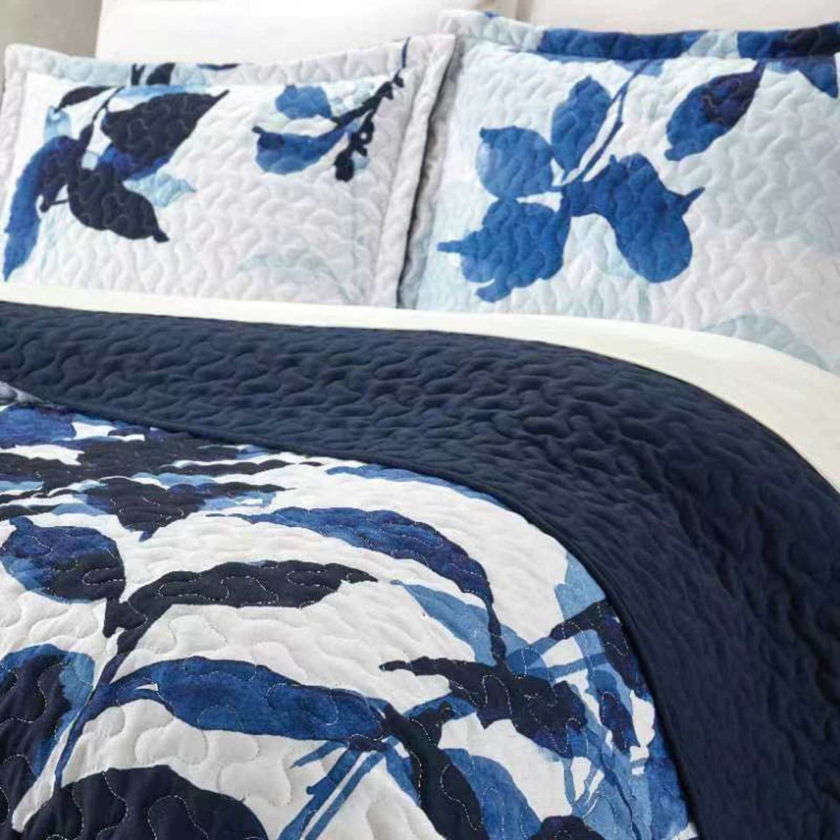 Chic Home Avery 3 Piece Watercolor Floral Quilt Set Blue
