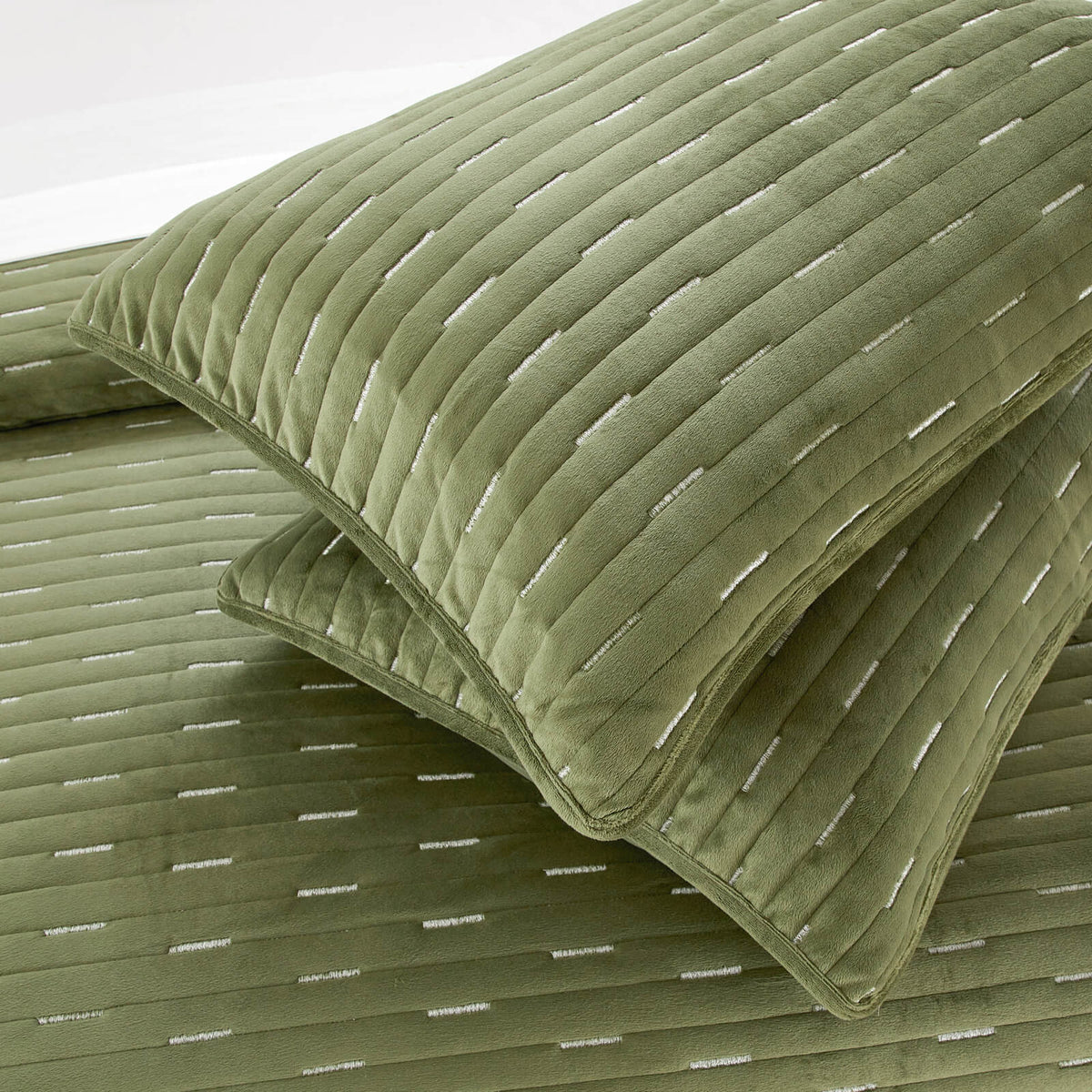 Chic Home Castiel 3 Piece Velvet Quilt Set Green